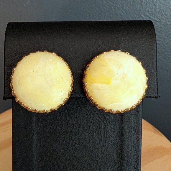 Pale lemon yellow and white swirl design vintage clip on earrings - Picture 2 of 6